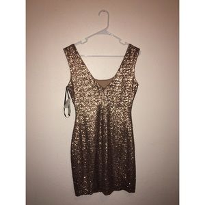 "LORI" Gld gold dress size 4 by GUESS.