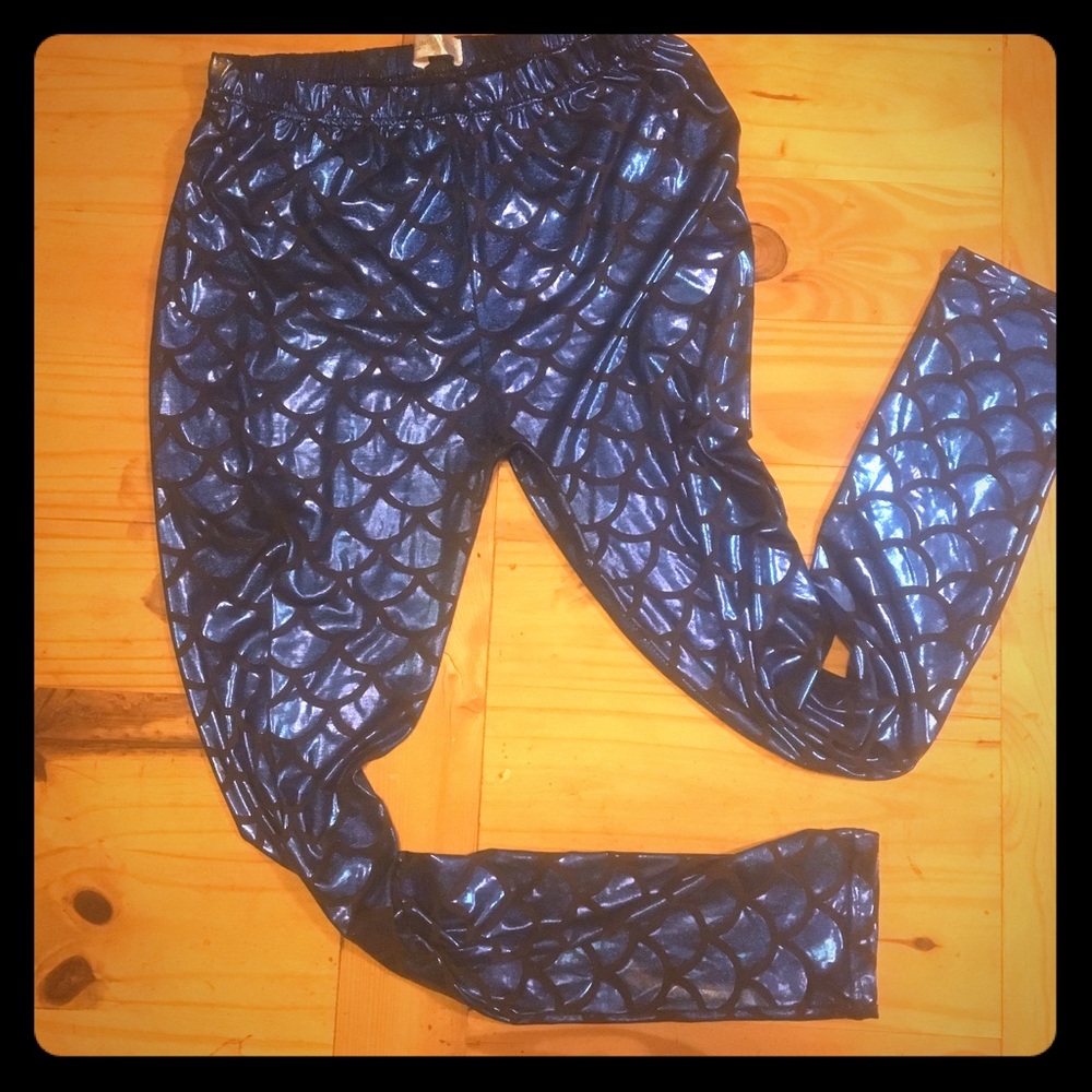 Metallic mermaid leggings. 🐟