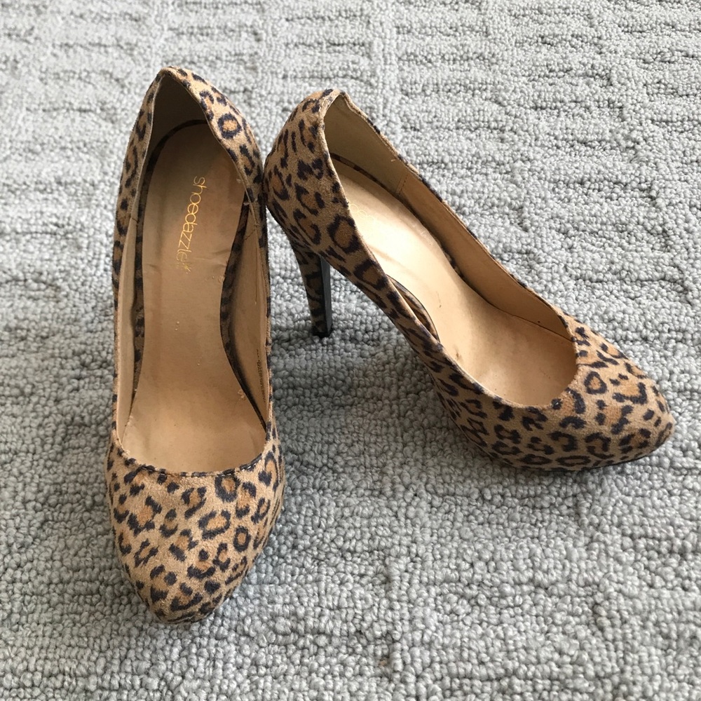 Shoe Dazzle cheetah print pumps. Size 7