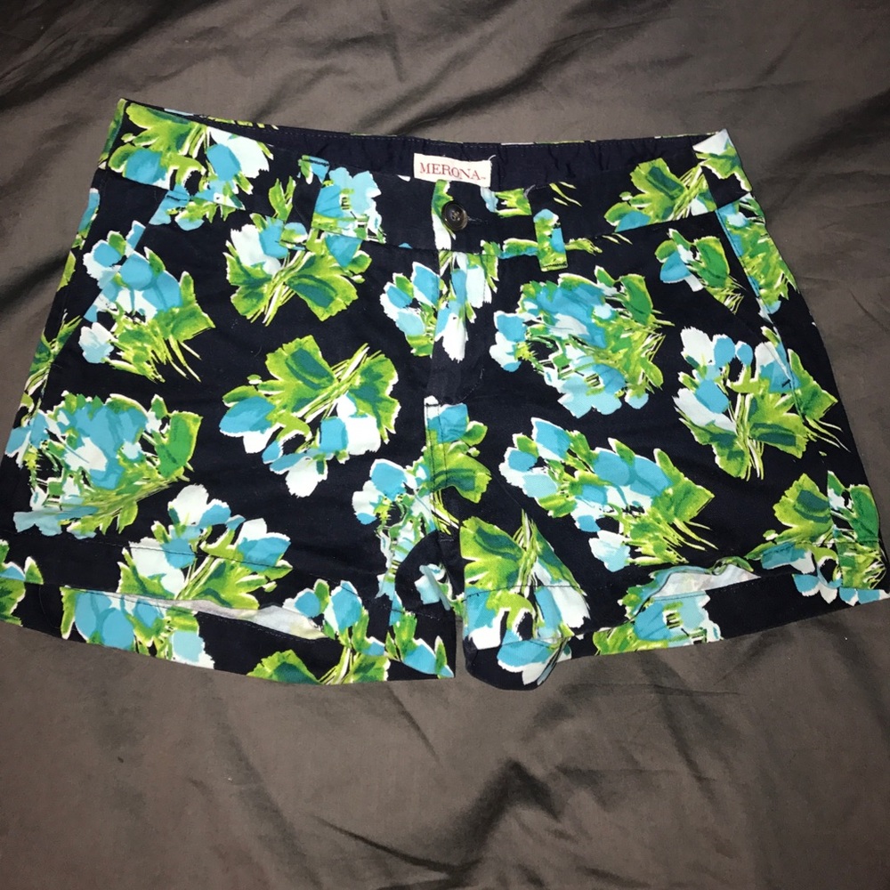 Floral shorts!! 🌺