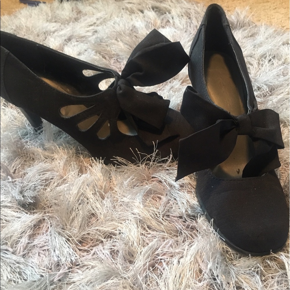 Black bow heels