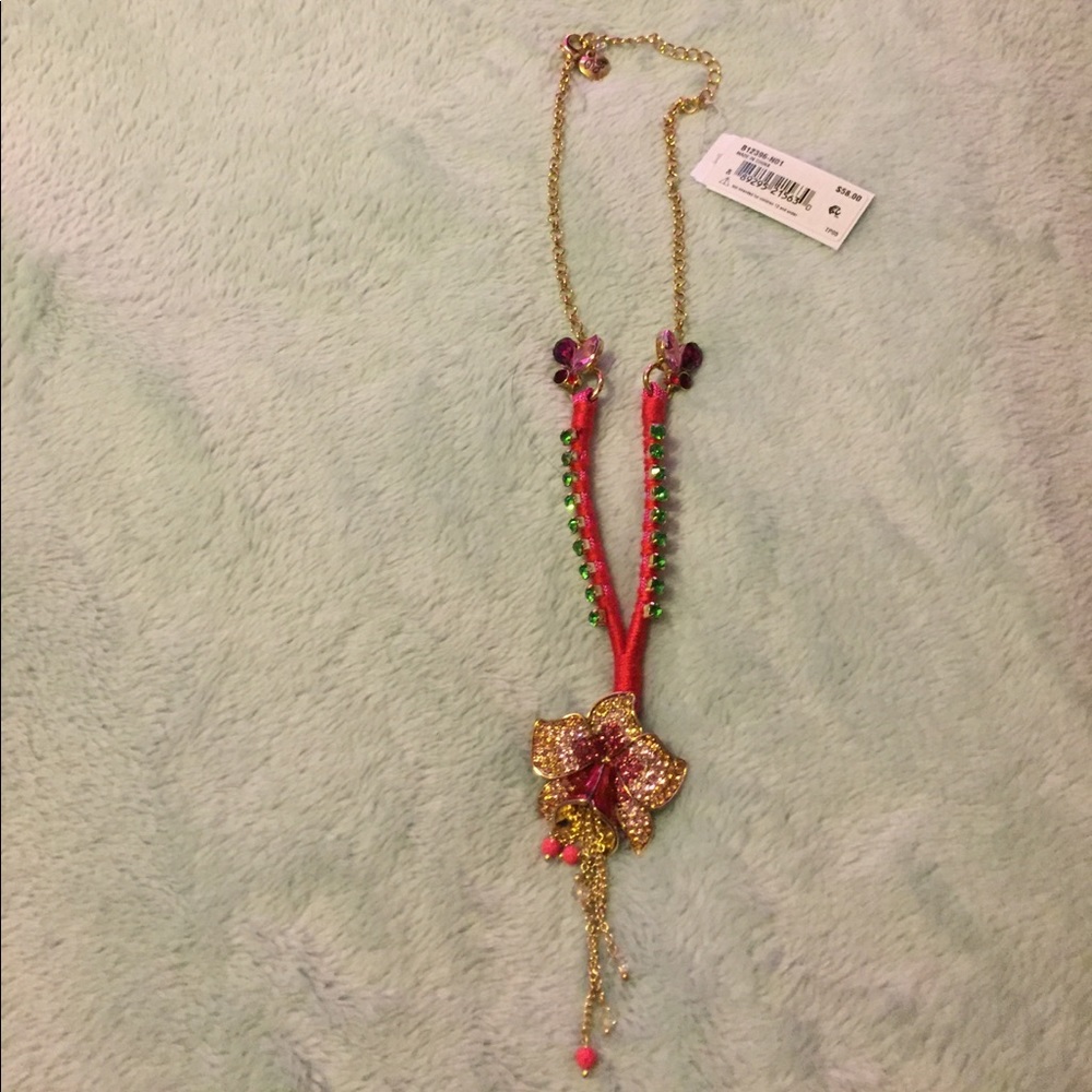 Betseys beautiful flower choker. Gold chain sizes