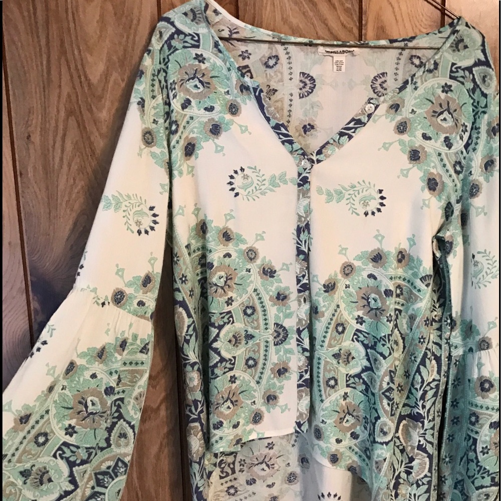 Billabong flowy top with bell sleeves.