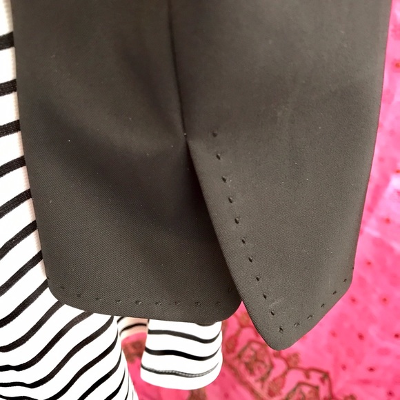 Tahari Black Blazer. - Picture 5 of 6