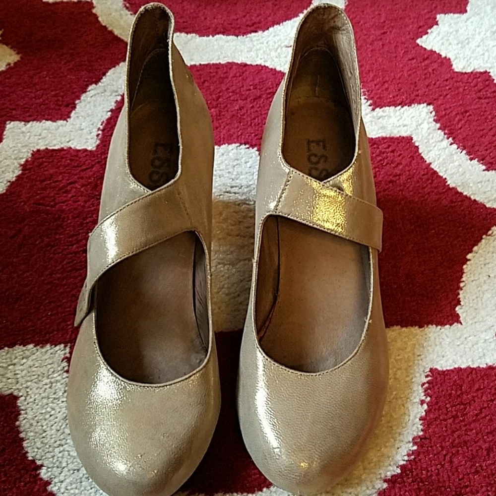 *SOLD*  Anthropology kitten heels size 39