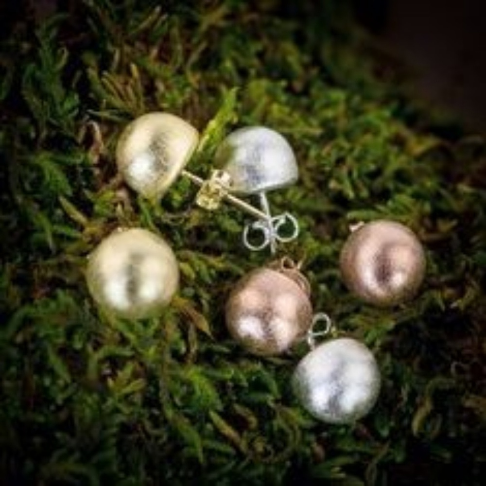 Sheila Fajl Lilou gold studs