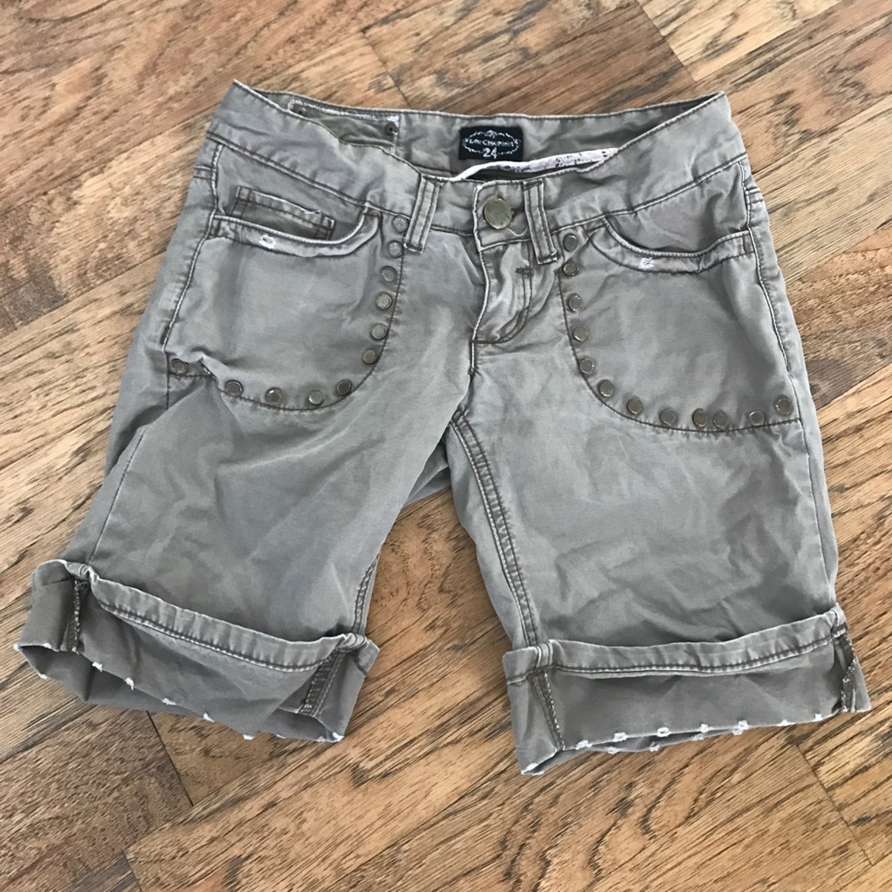 Above knee length shorts with detail