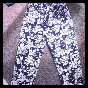 Adorable printed Capri pants