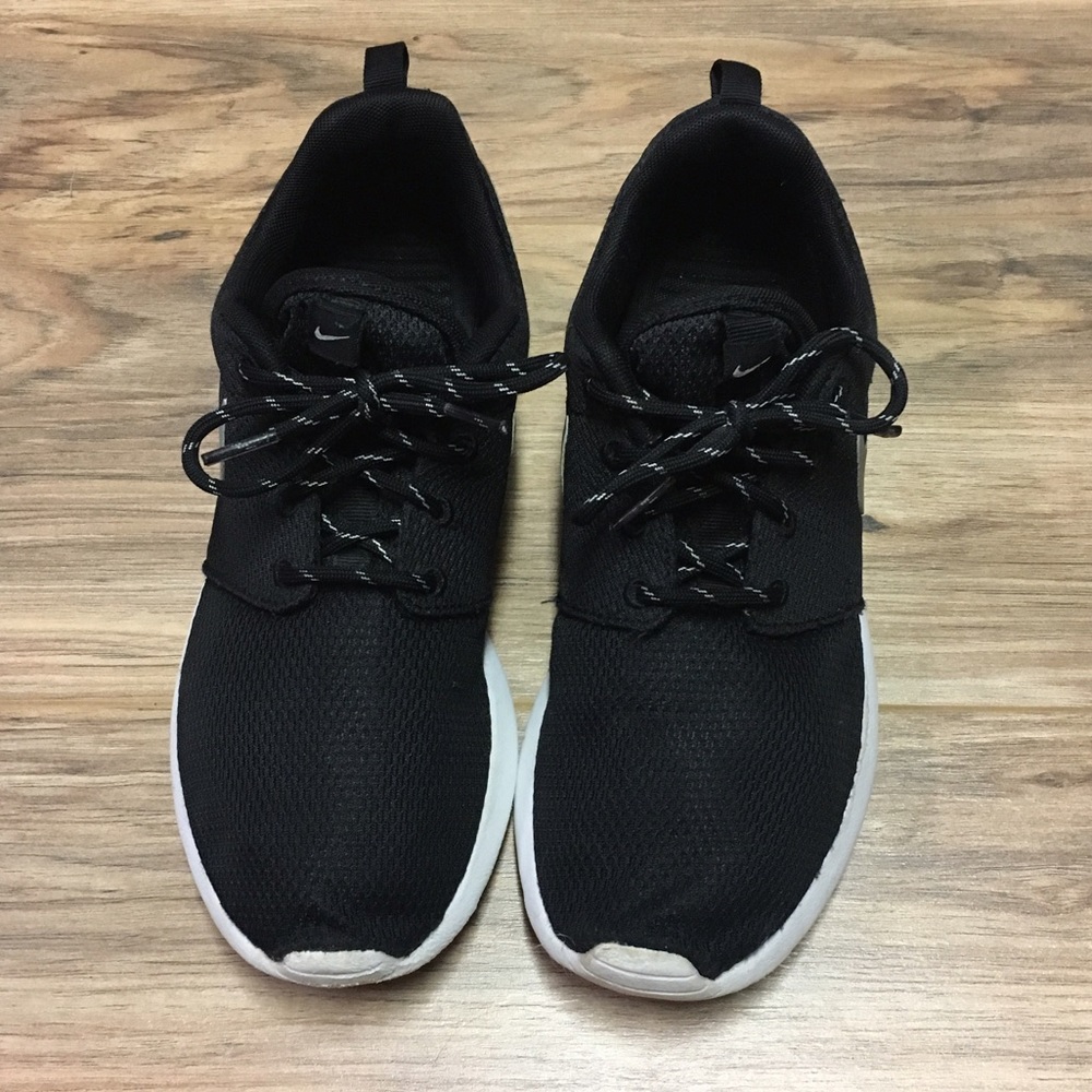 Black Nike Roshe tennis shoes