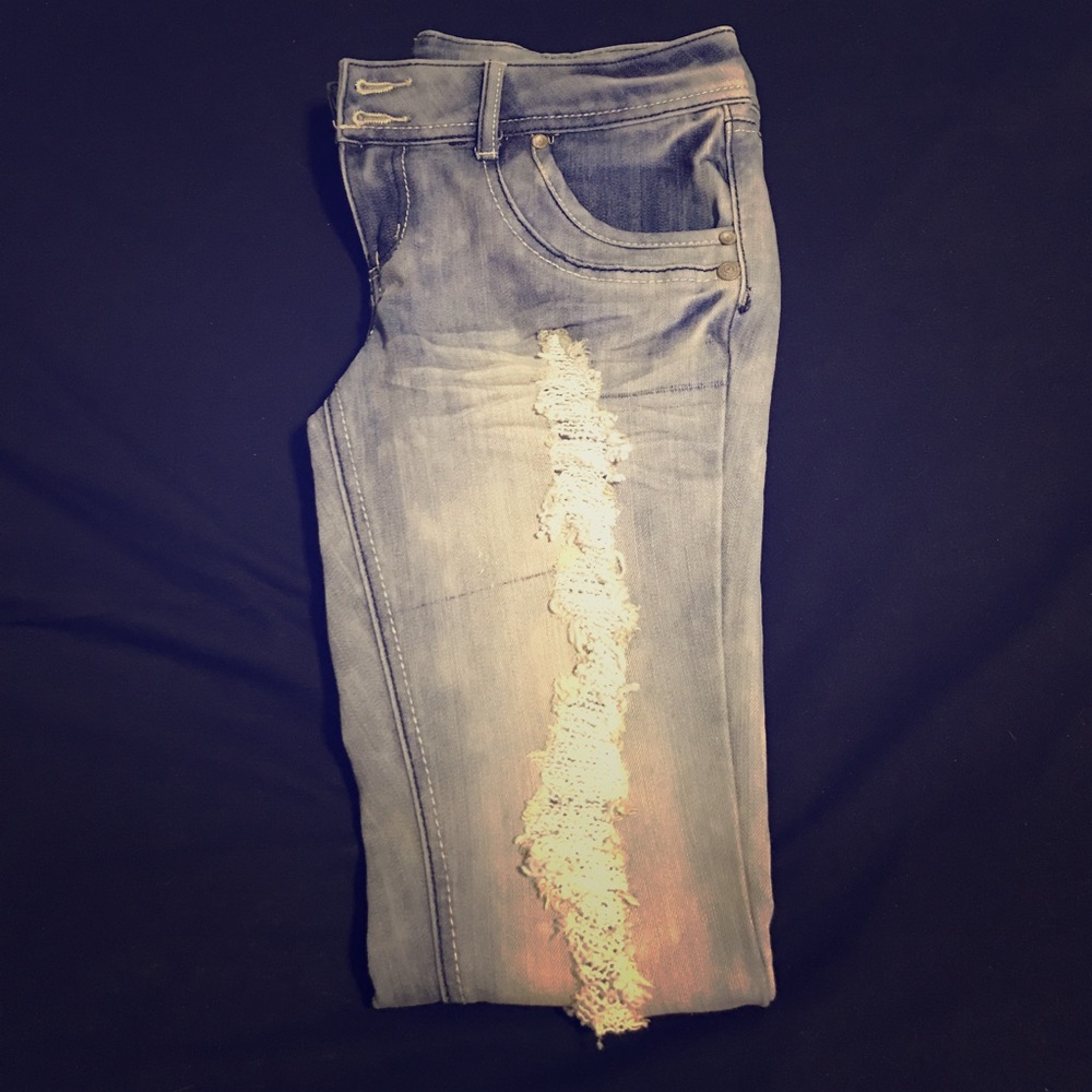Almost Famous Ripped Lightwash Jeans