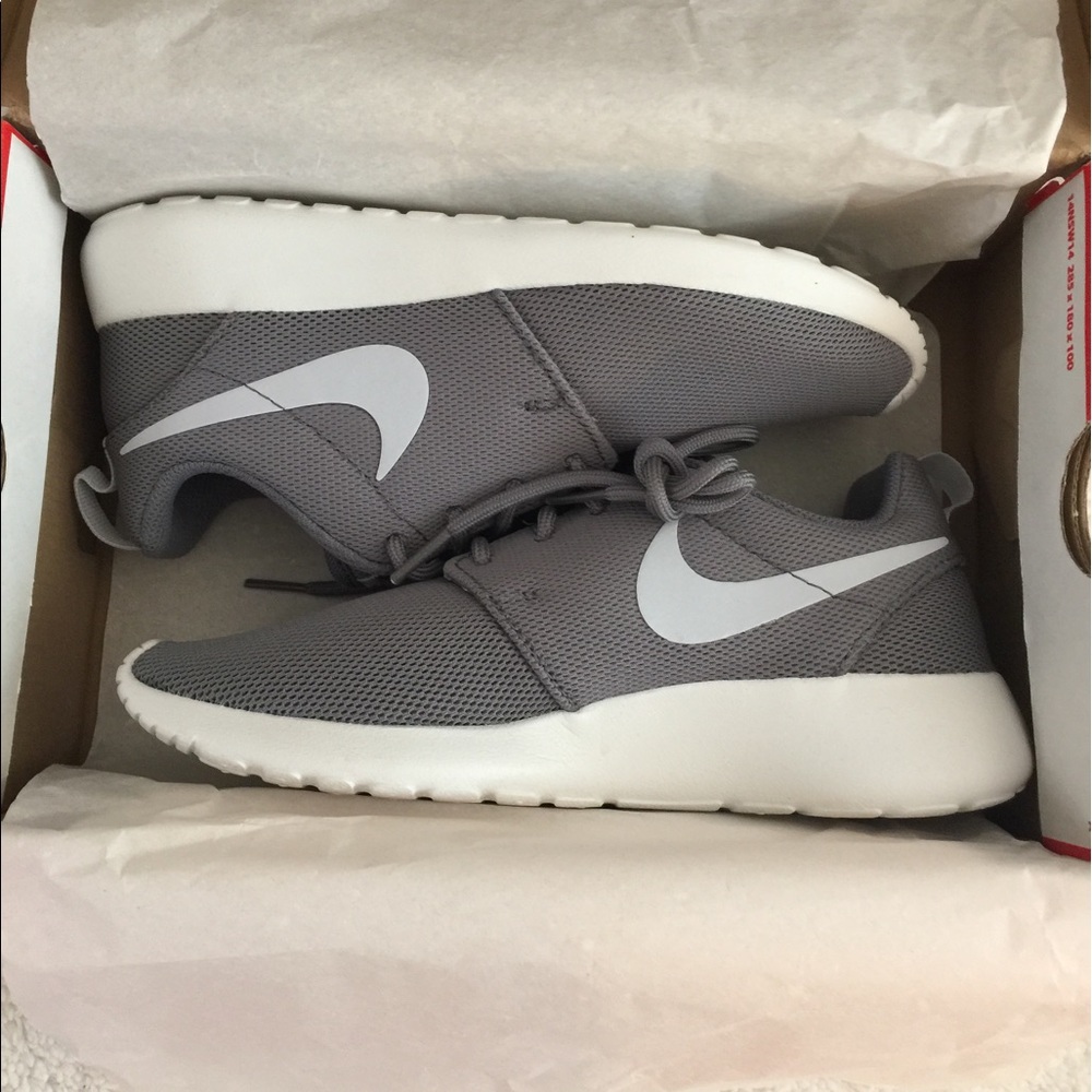Women's NIKE ROSHE - Size 6