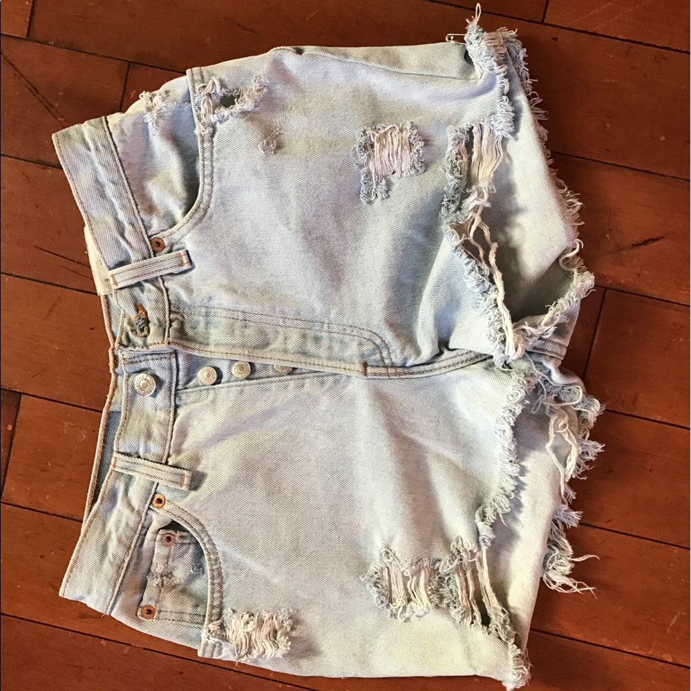 Levi 501! Size 26-27 w! Gold studs are removable