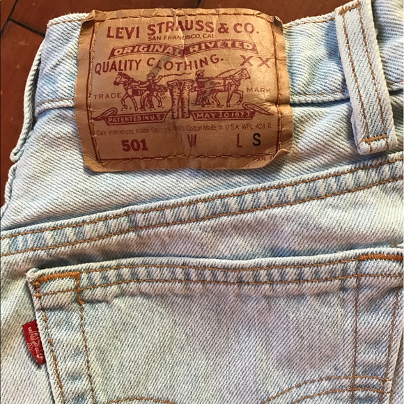 Levi 501! Size 26-27 w! Gold studs are removable - Picture 2 of 3