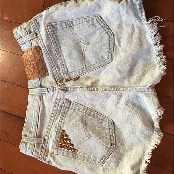 Levi 501! Size 26-27 w! Gold studs are removable - Picture 3 of 3