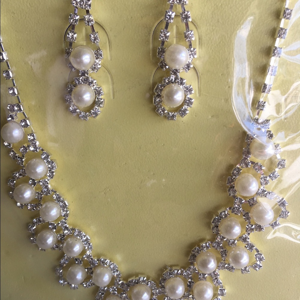 Silver plated Rhinestone pendant and earring set