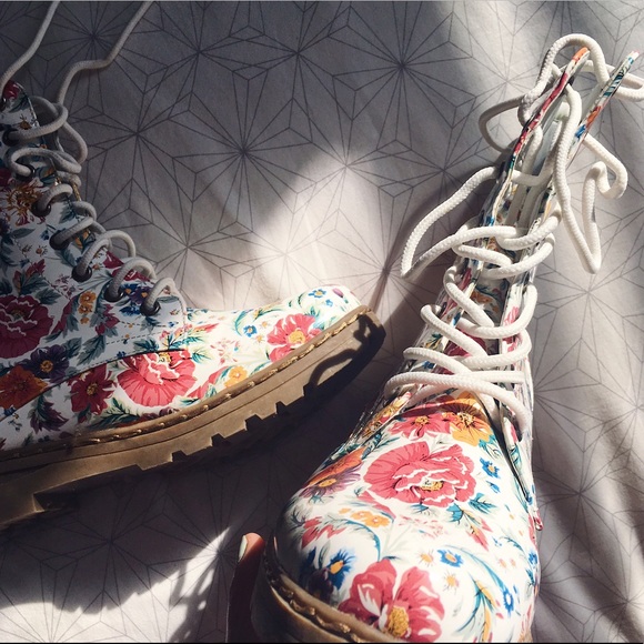 Nature Breeze Shoes - NWOT Nature Breeze White Floral Combat Boots