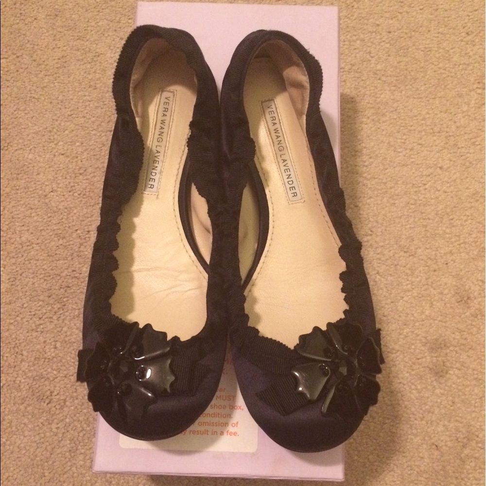 Vera Wang navy blue and black flats