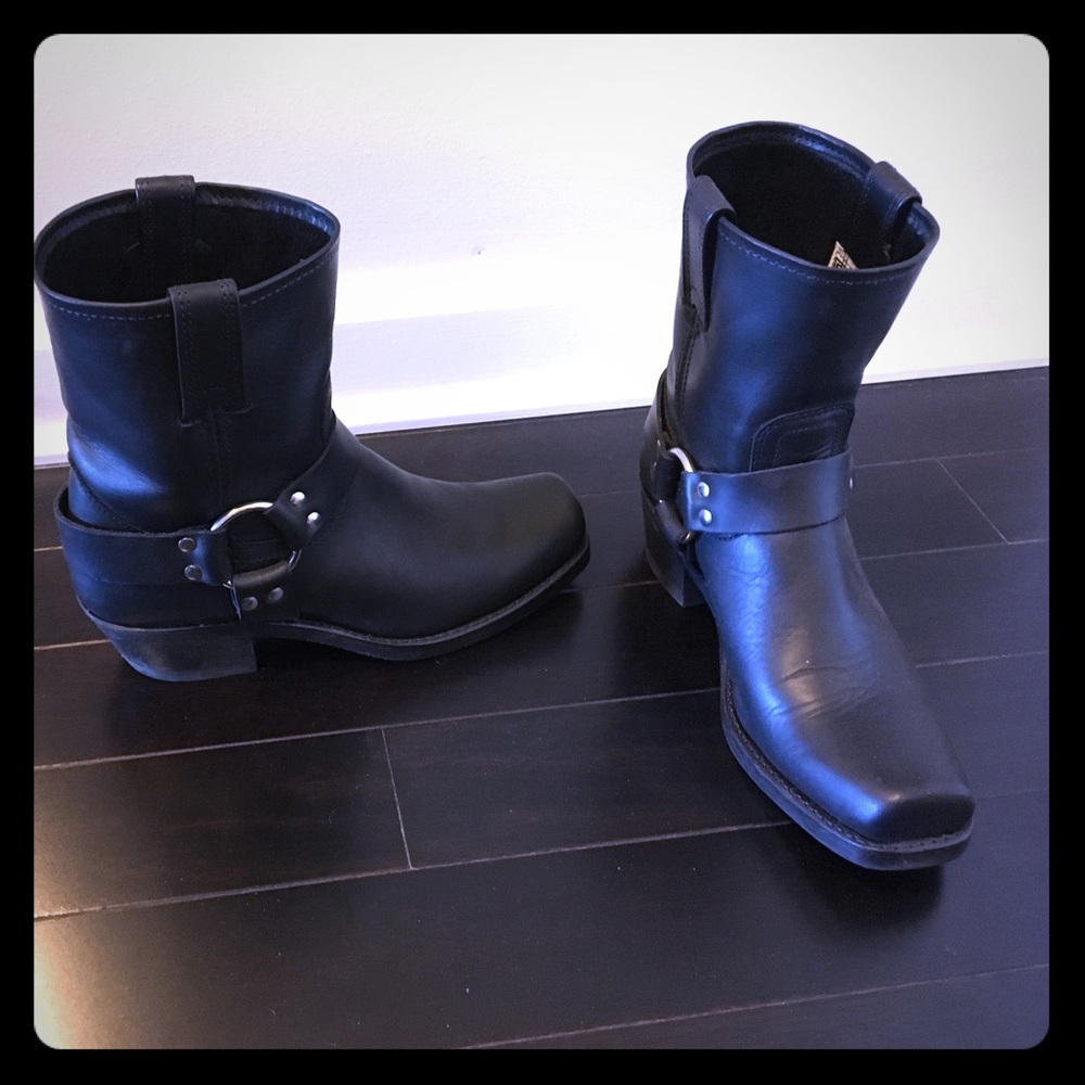 Like new! Frye low boot