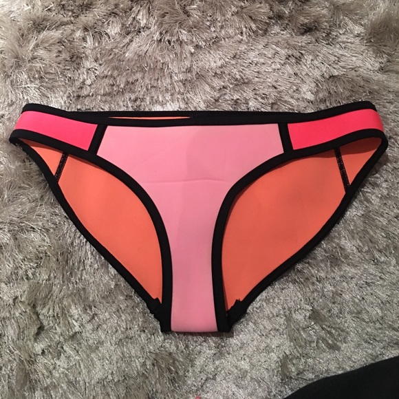 Triangle bathing suit bottoms - Picture 1 of 3