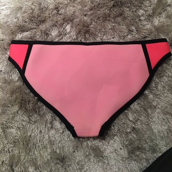 Triangle bathing suit bottoms - Picture 2 of 3