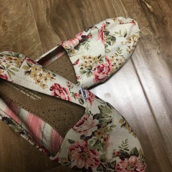 64 off toms shoes new toms shabby chic floral rare print from becky s closet on poshmark 64 off toms shoes new toms shabby chic floral rare print from becky s closet on poshmark