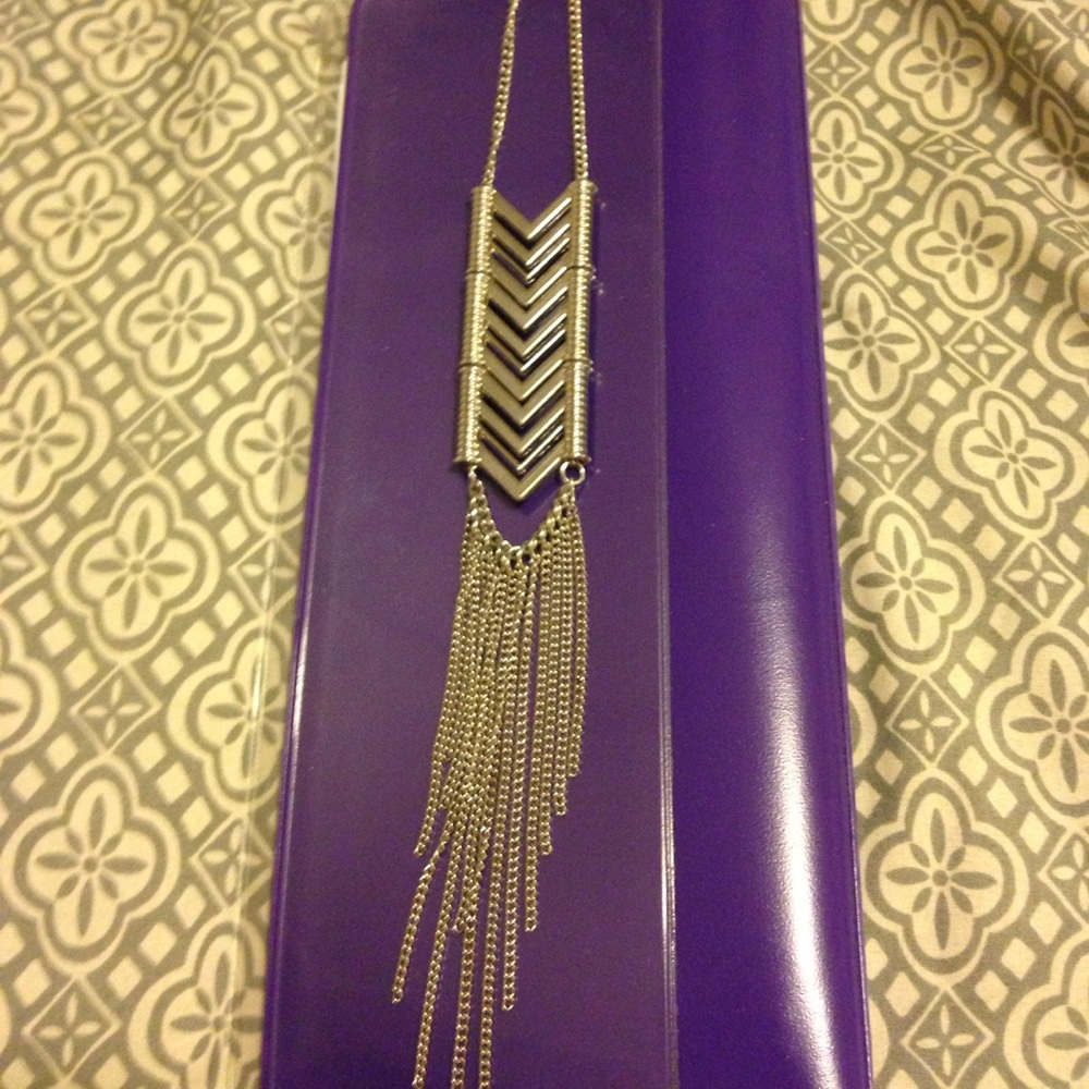 Beautiful silver toned necklace