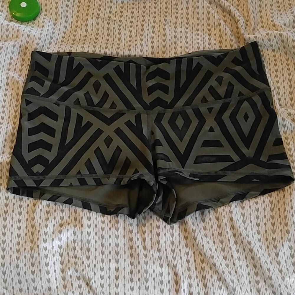 Lululemon boogie short ? 8