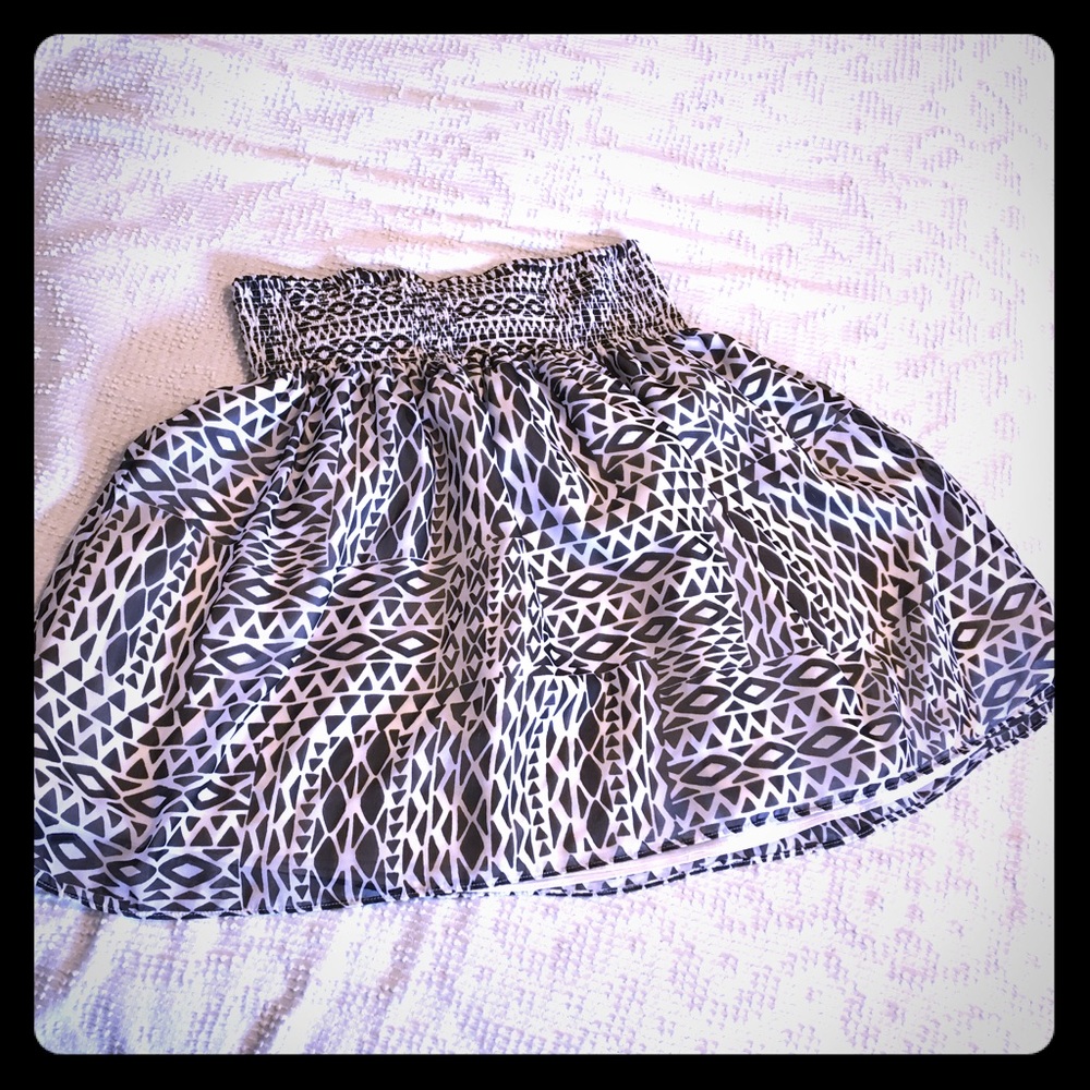 black & white geometric bubble skirt