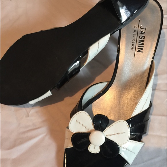 Size 10 black/white slide slides - Picture 1 of 2