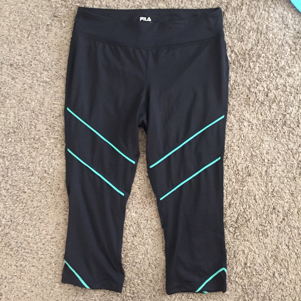 Cropped black leggings size M