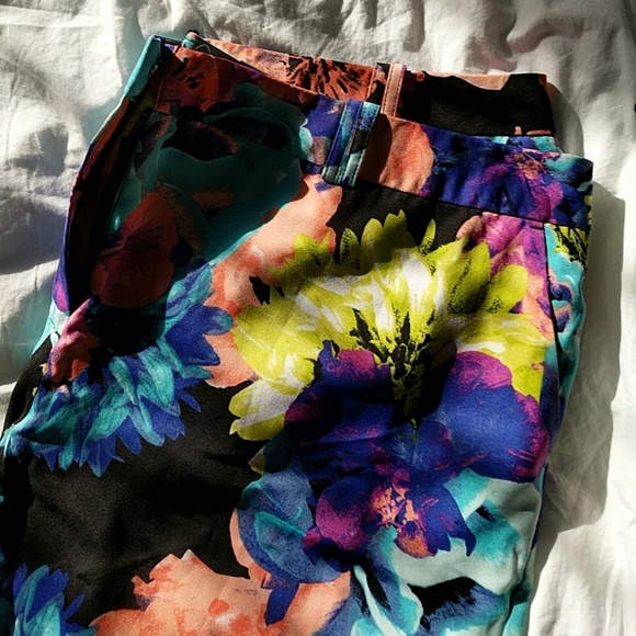 NWT flowery shorts - Picture 2 of 3