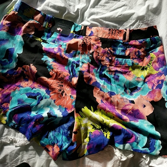 NWT flowery shorts - Picture 3 of 3
