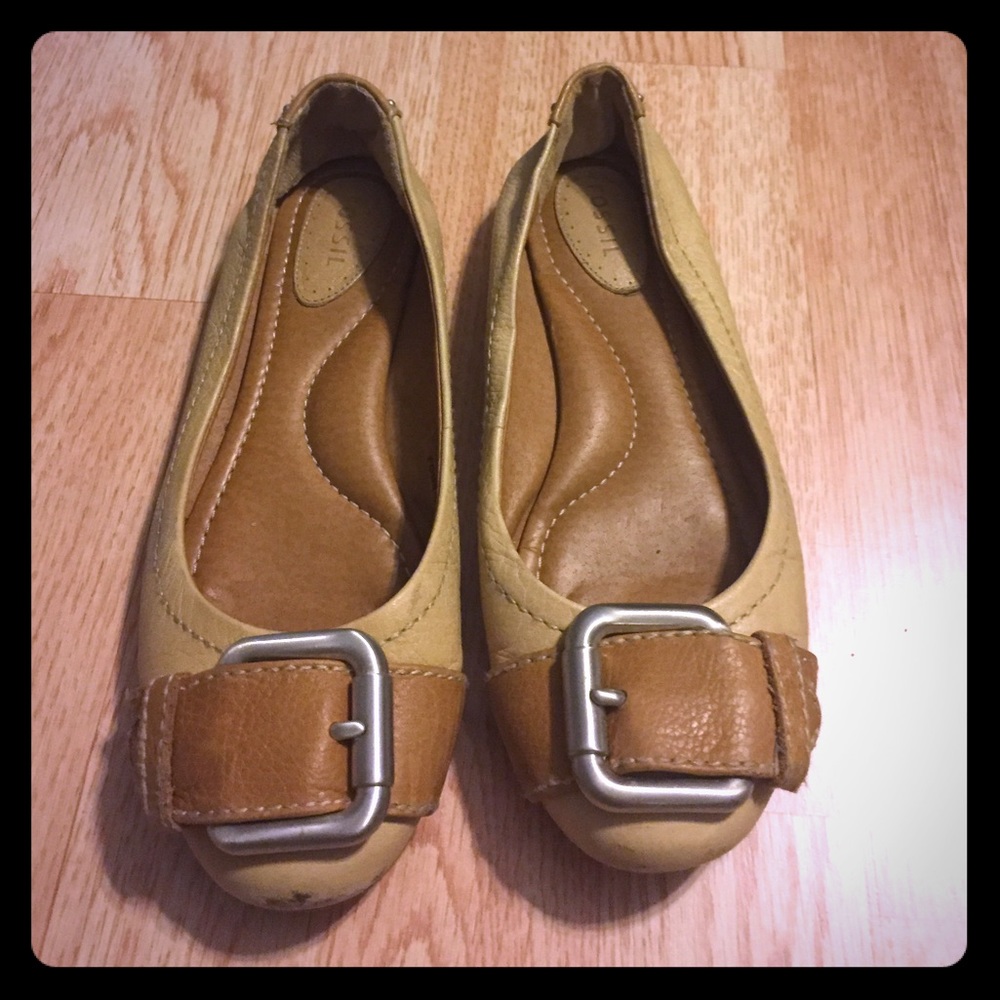Fabulously worn Fossil Flats! The best in comfort