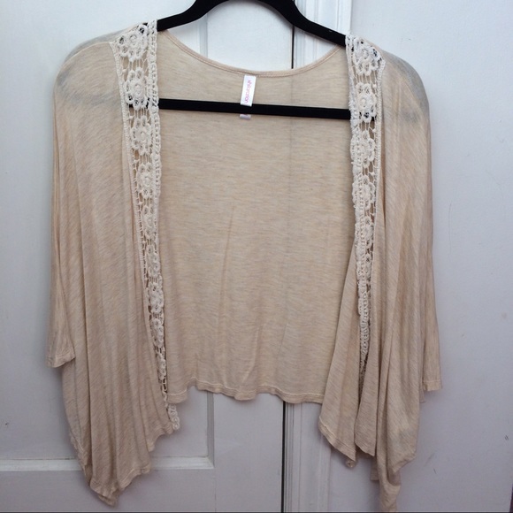 Cream colored kimono with lace edges - Picture 1 of 3