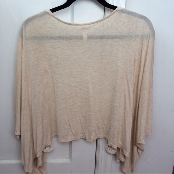 Cream colored kimono with lace edges - Picture 2 of 3