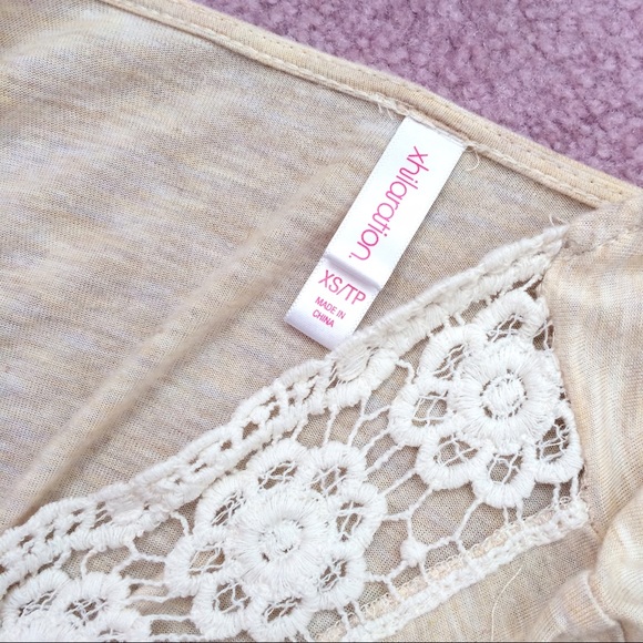 Cream colored kimono with lace edges - Picture 3 of 3