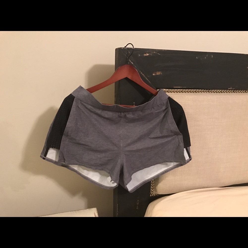 🍋 lululemon mesh side panel shorts