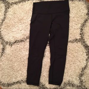 Lululemon black cropped legging. Size 10.
