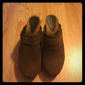 NWOT🎉 Awesome Sanita Danish Clogs! Brown Suede!