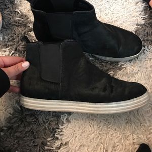 Black short hair sneakers