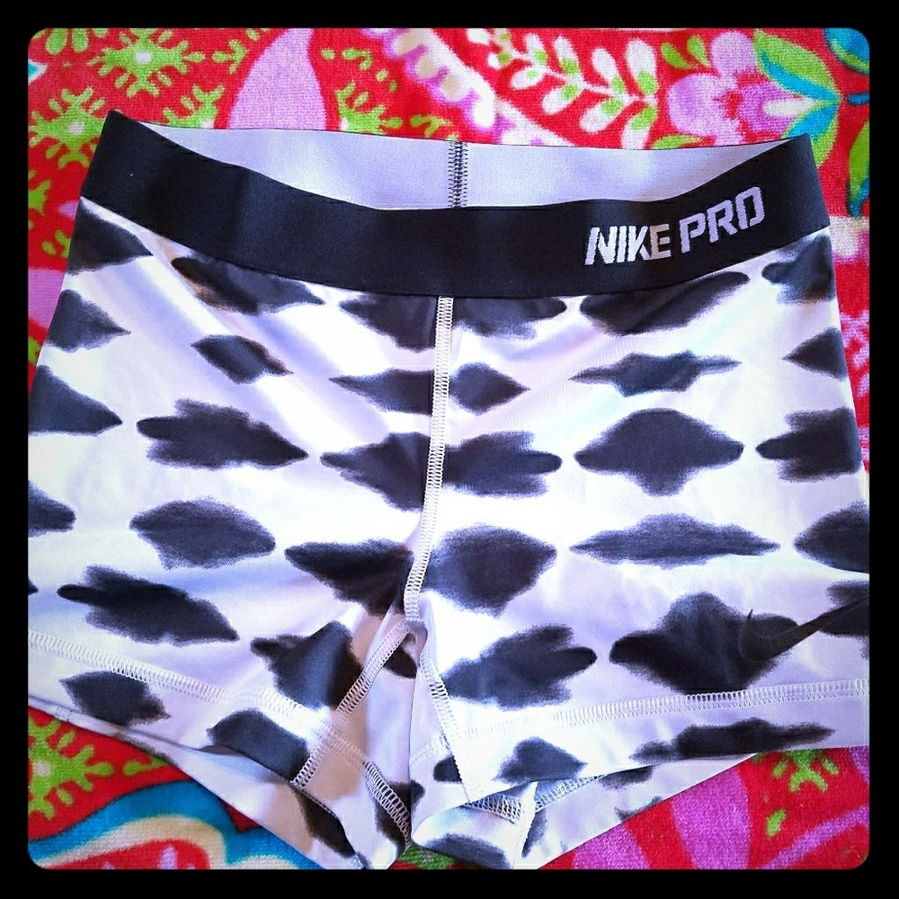 Nike dri-fit hot short size Smalll