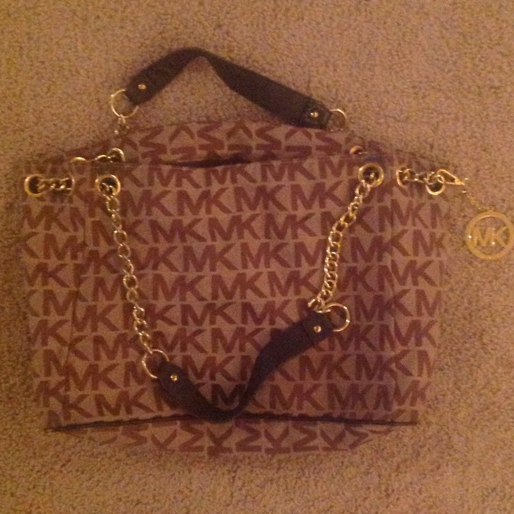 Barely used Michael Kors purse!