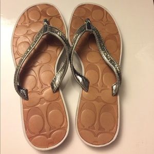 Coach laurel met Kidskin silver size 5 flip flops