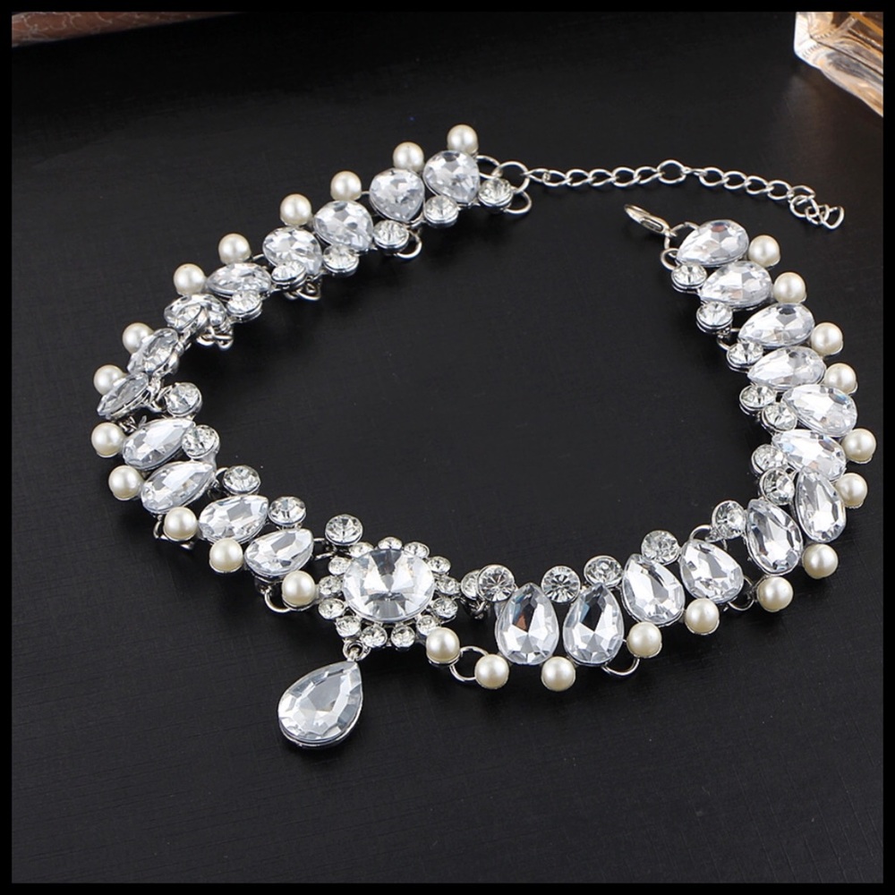🎀 Silver Crystal Choker Necklace - Picture 3 of 4