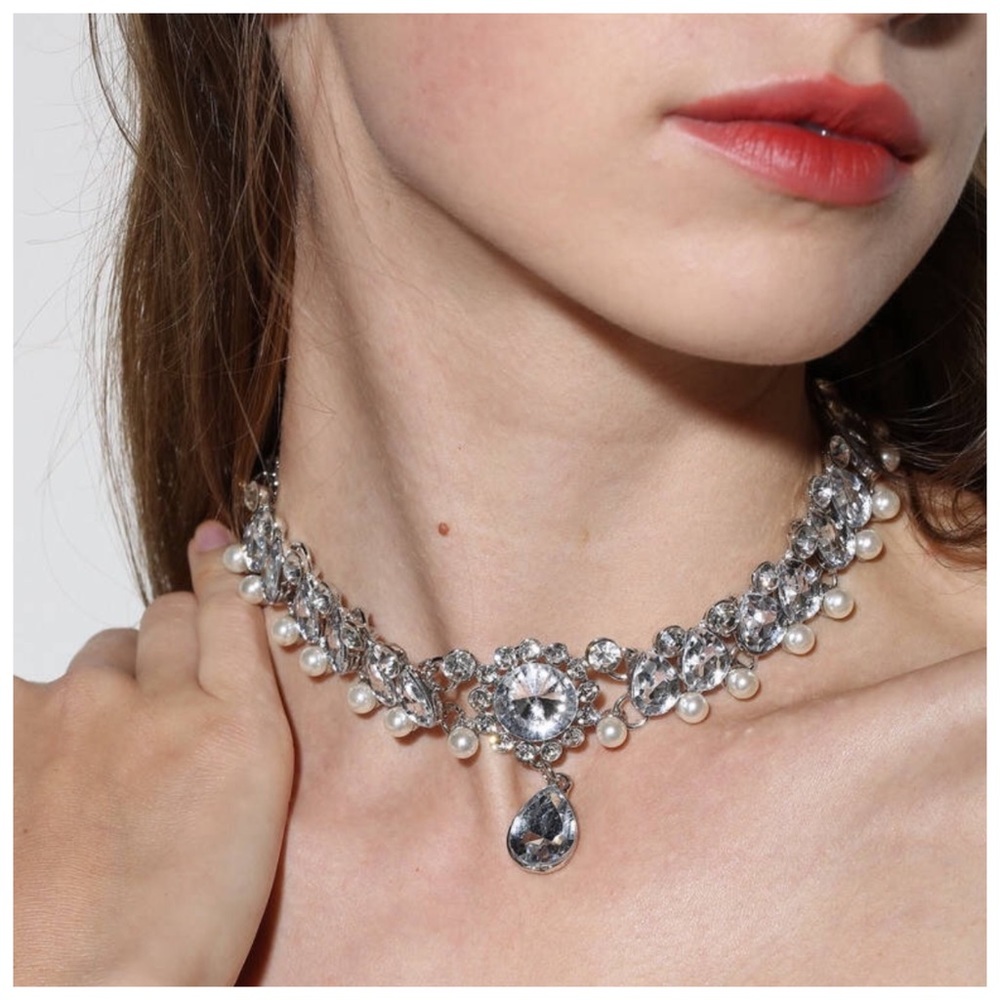 🎀 Silver Crystal Choker Necklace - Picture 2 of 4