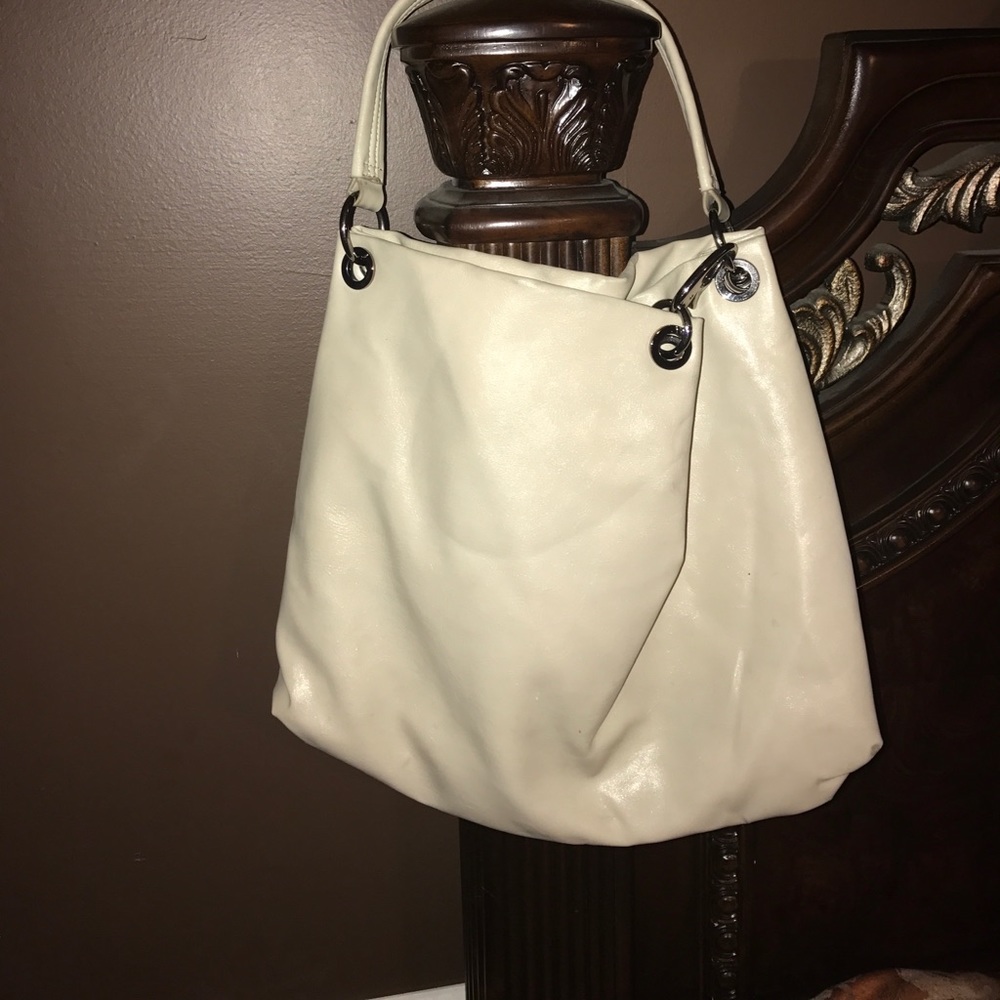 Vera wang cream purse. PERFECT for summer!13x16x4