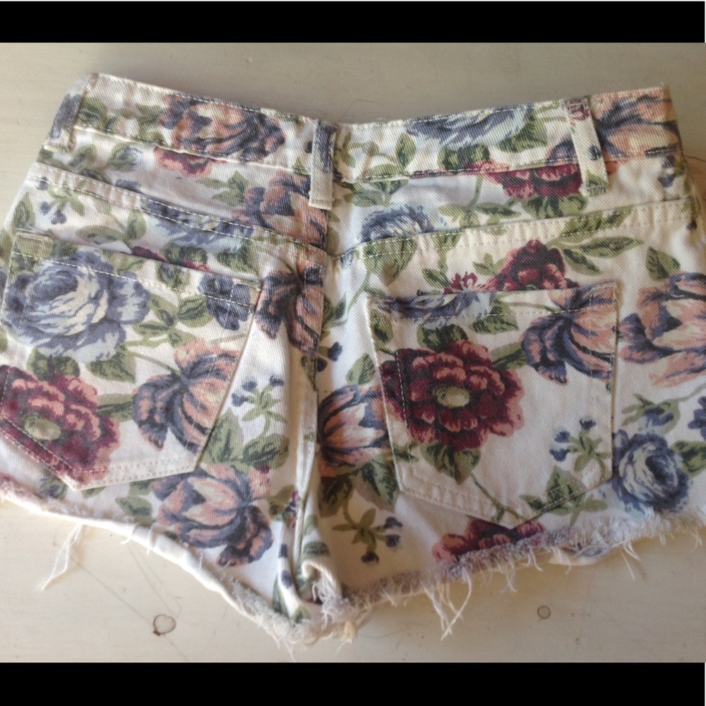 BOGO 🏷 HP 7/9🎊🎉Cut off Floral Summer Shorts! - Picture 2 of 5