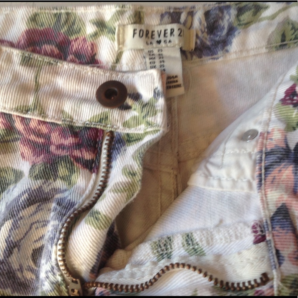 BOGO 🏷 HP 7/9🎊🎉Cut off Floral Summer Shorts! - Picture 3 of 5