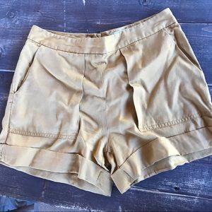 Zipper on the back shorts