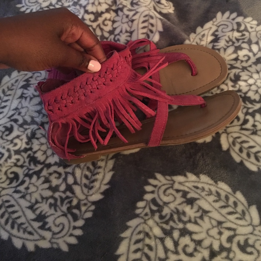 MINNETONKA FRINGE SANDALS